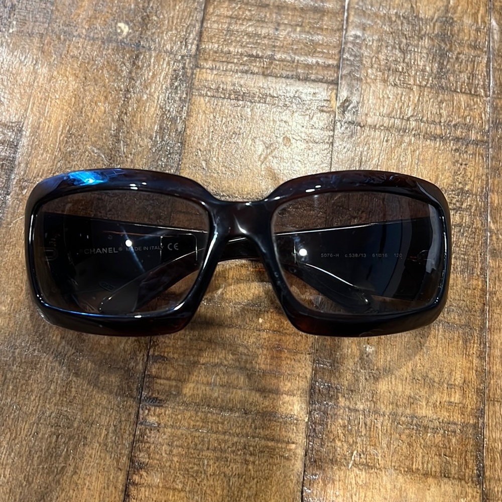 CHANEL Sunglasses Brown with Mother of Pearl CC logo model 5076-H.